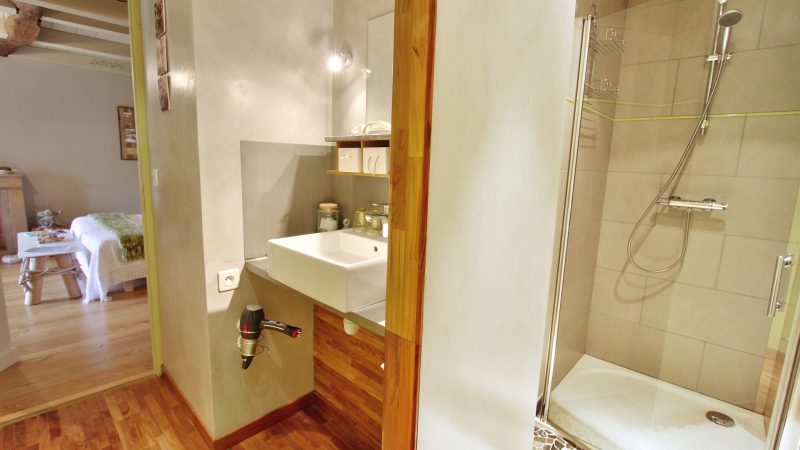 Salle de bain de la chambre Sittelle des chambres d'hôtes La Grange du Hérisson