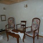 Décoration avec chaises de la maison des chambres et table d'hôtes La Grange du Hérisson